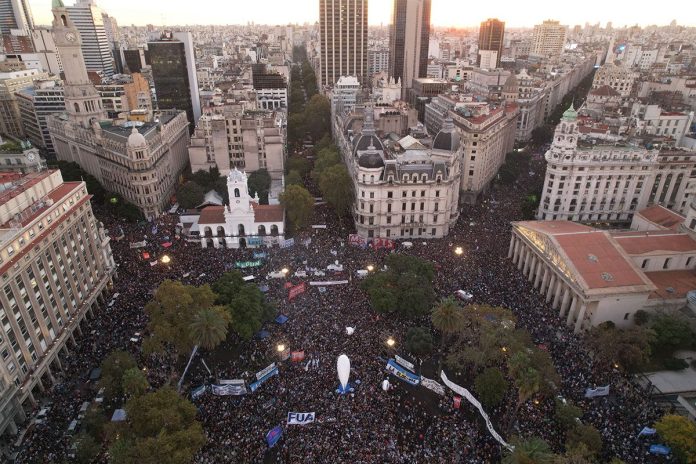 Marcha por Univ. y Gàrrahan