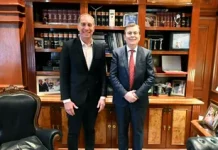 SANTILLI ASUMIÒ LA JEFATURA DEL GABINETE DE MINISTROS ABRAZADO A ADORNI Y AL PRESIDENTE MILEI