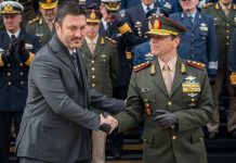 EN 42 AÑOS DE DEMOCRACIA POR PRIMERA VEZ UN GOBIERNO NOMBRA UN MILITAR COMO MINISTRO
