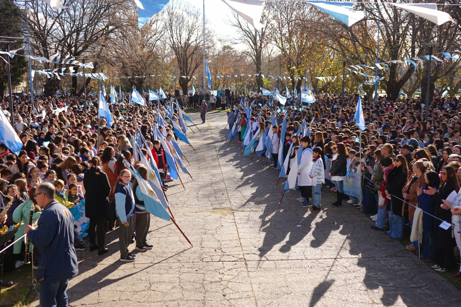 1500 ALUMNOS DE 4º GRADO DECLARARON SU «PROMESA DE LEALTAD A LA BANDERA ARGENTINA»
