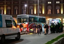BRUTAL TRAGEDIA EN LA AV. DE LA COSTA DE MAR DEL PLATA. COLECTIVO SUBIÒ A LA VEREDA CON UN SALDO DE VARIOS HERIDOS Y UNA MUJER FALLECIDA.